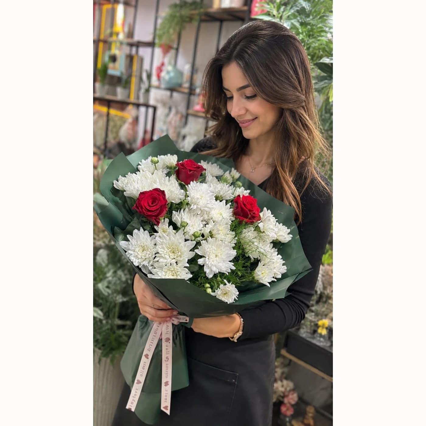 3 kırmızı gül ve papatyalar