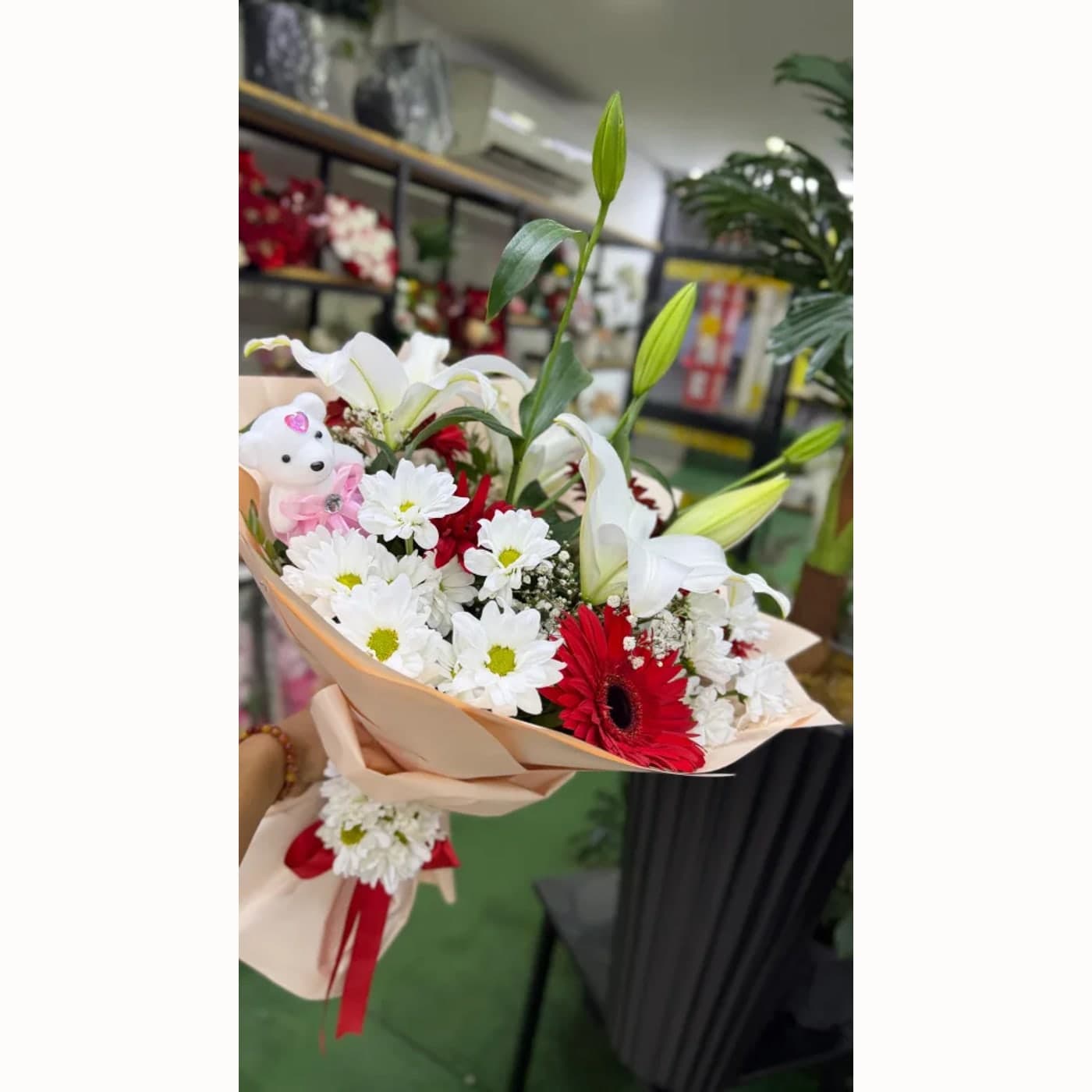 Beyaz Lilyum, Kırmızı Gerbera ve Ayıcık