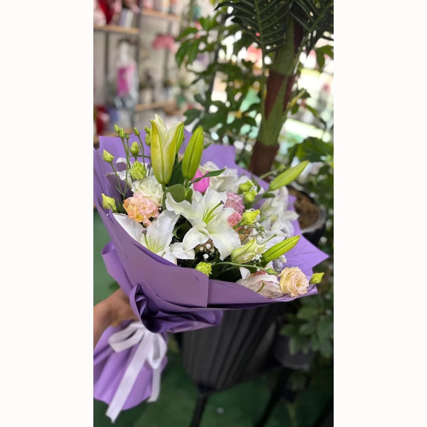 Beyaz Lilyum ve Krem Gül Buketi