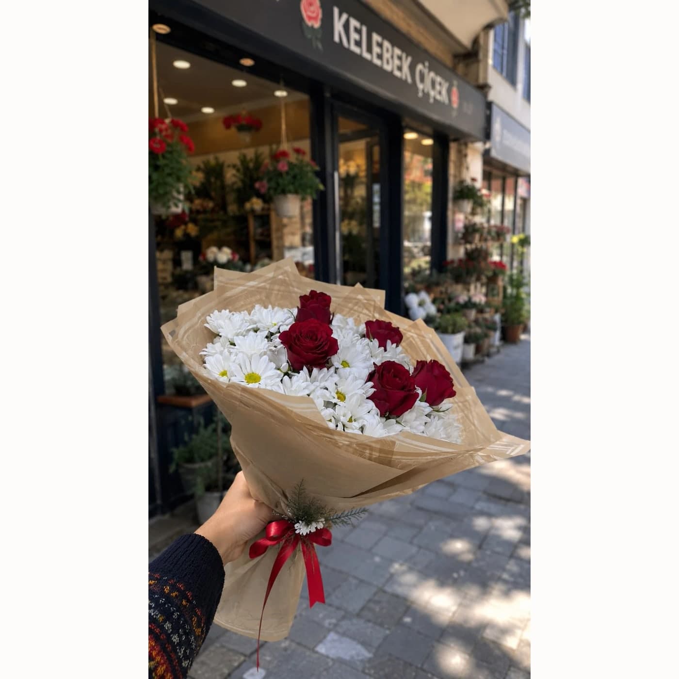 Kırmızı Gül ve Beyaz Krizantem Buketi