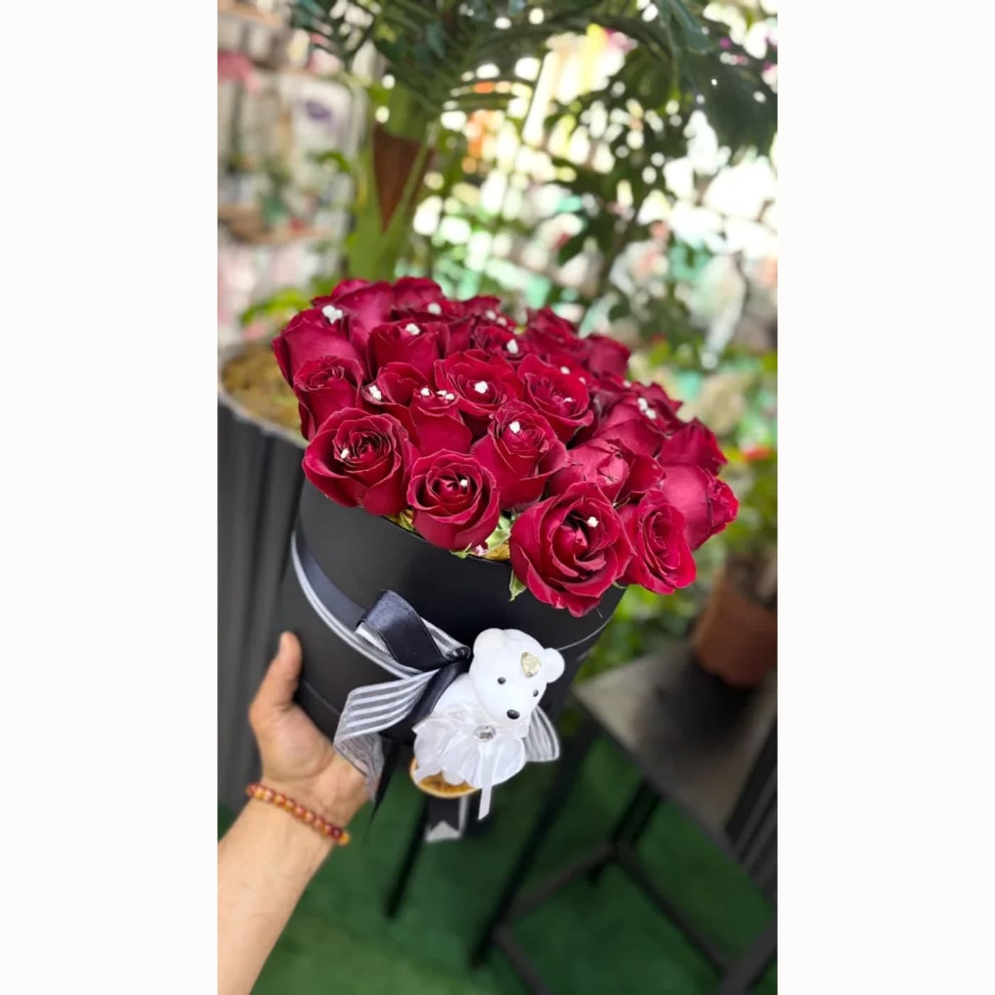 Kutuda Kırmızı Gül ve Ayıcık
