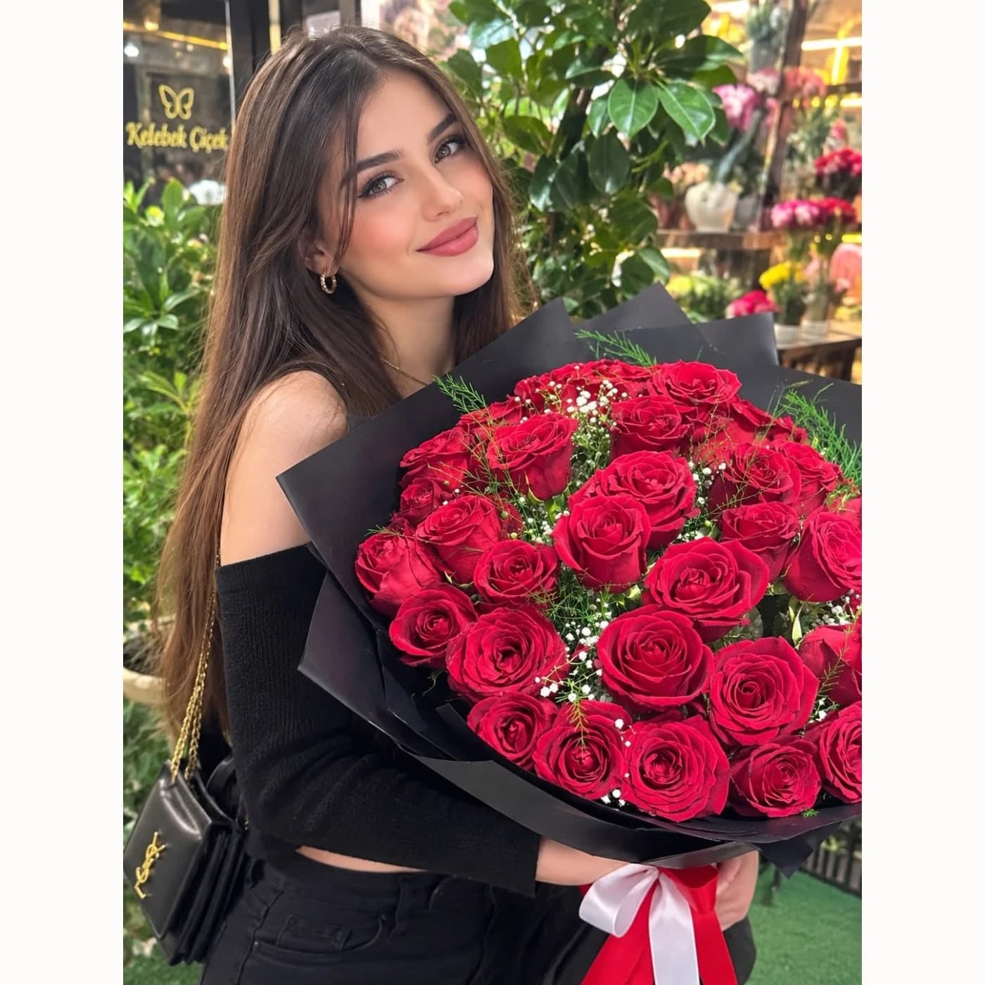 siyah Ambalajda Kırmızı Gül Buketi